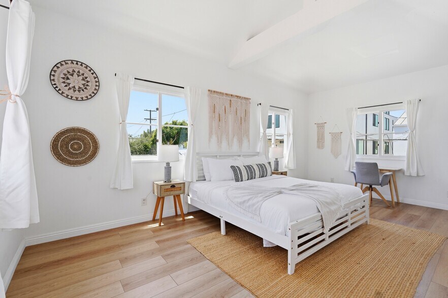 More Photos Of 521 Venice Way, Venice Apartments For Sale