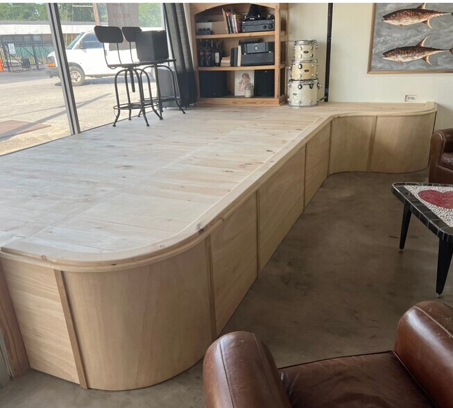 More Photos Of 241 W Eastland St, Gallatin Storefront For Sale