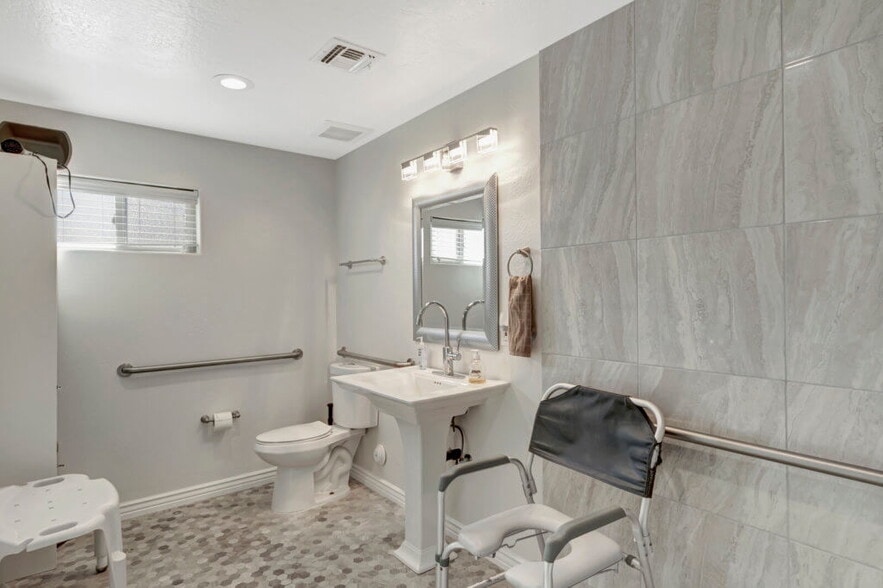 More Photos Of 15801 N 19th Pl, Phoenix Assisted Living For Sale