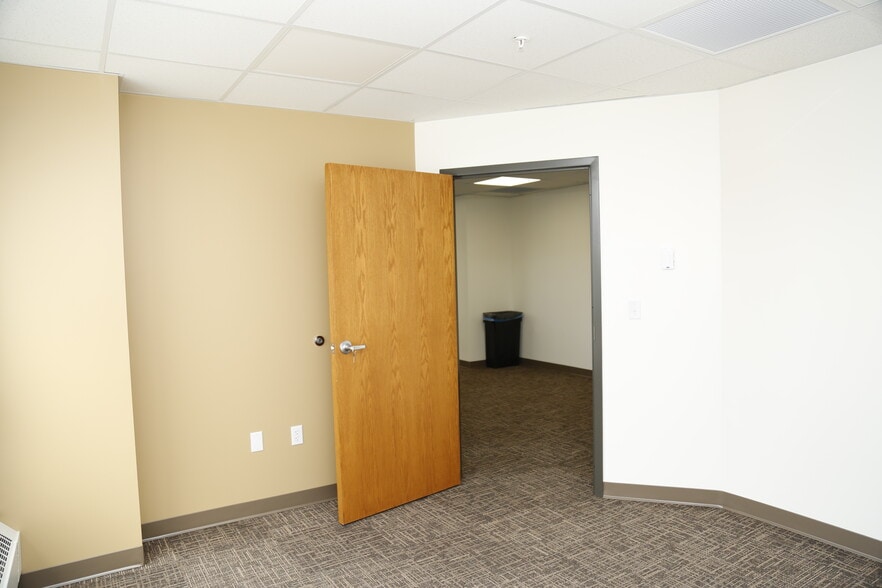 More Photos Of 300 Wedgewood Dr, Morgantown Medical For Lease