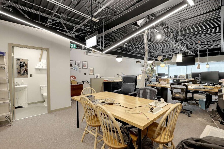 More Photos Of 11980 Hammersmith Way, Richmond Showroom For Sale