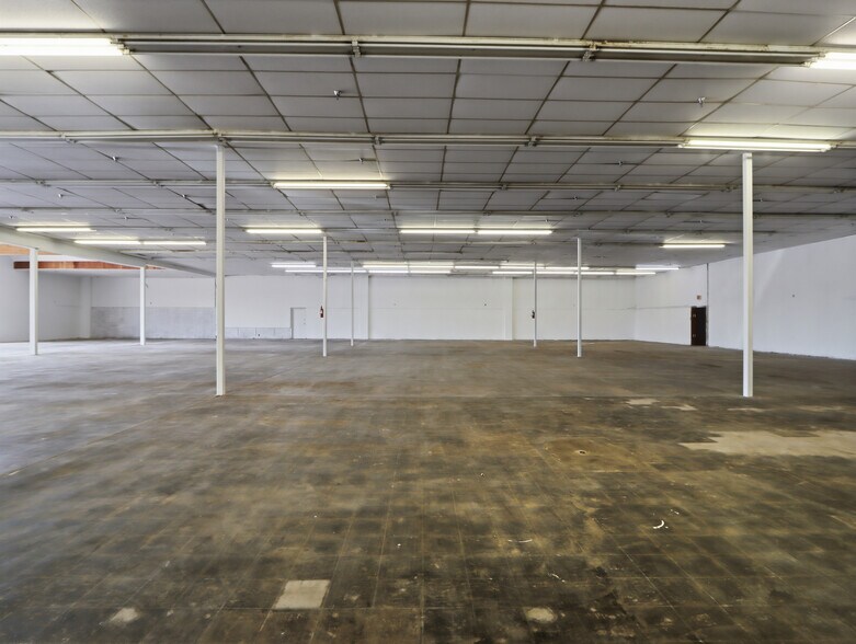 More Photos Of 5340-5346 W Glendale Ave, Glendale Freestanding For Lease