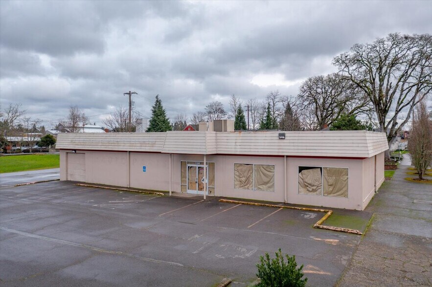 More Photos Of 1590 12th St SE, Salem Freestanding For Lease