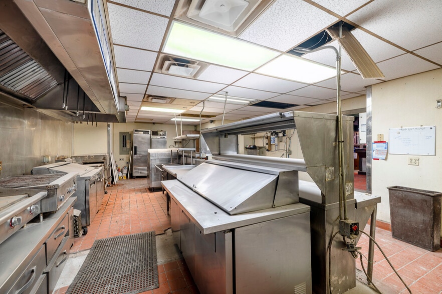 More Photos Of 117 N Mosley St, Wichita Bar For Sale