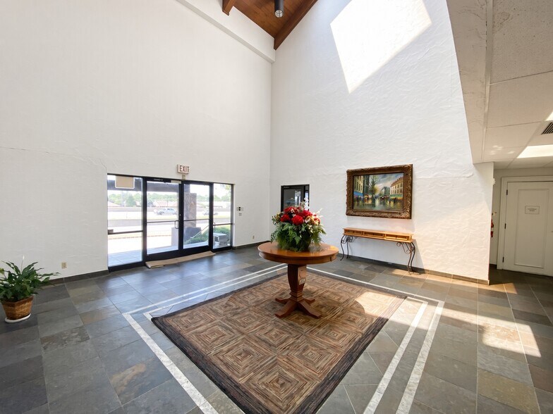 More Photos Of 3901 Airport Fwy, Bedford Office For Lease