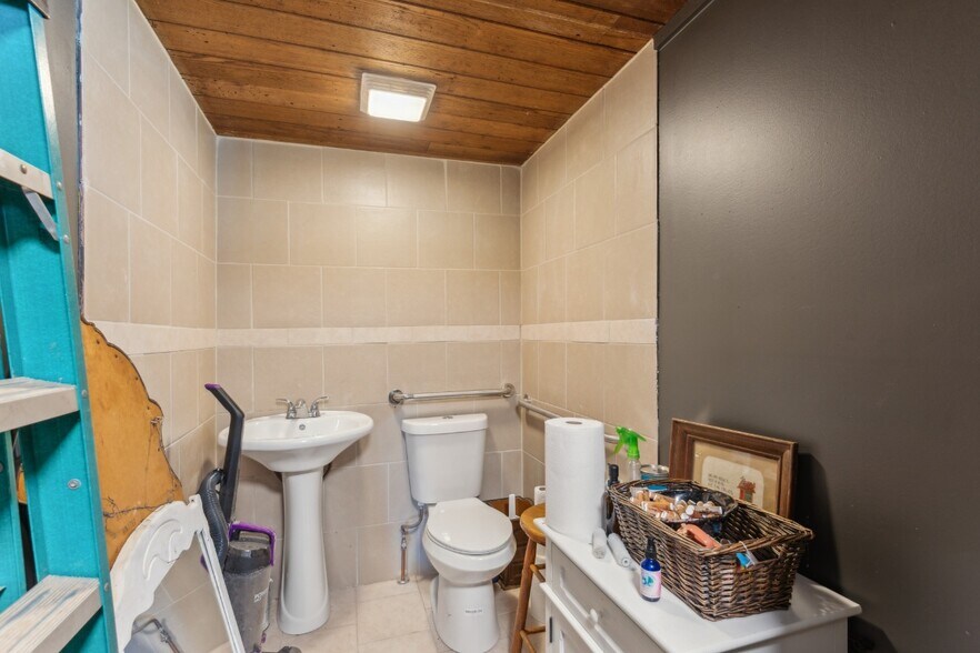 More Photos Of 1760 Fairview Blvd, Fairview General Retail For Sale