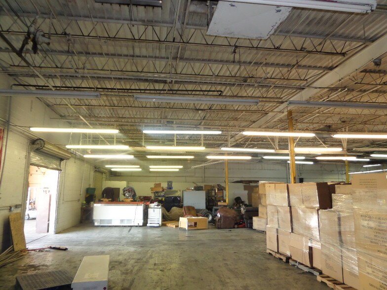 More Photos Of 2602 W Holly St, Phoenix Warehouse For Lease