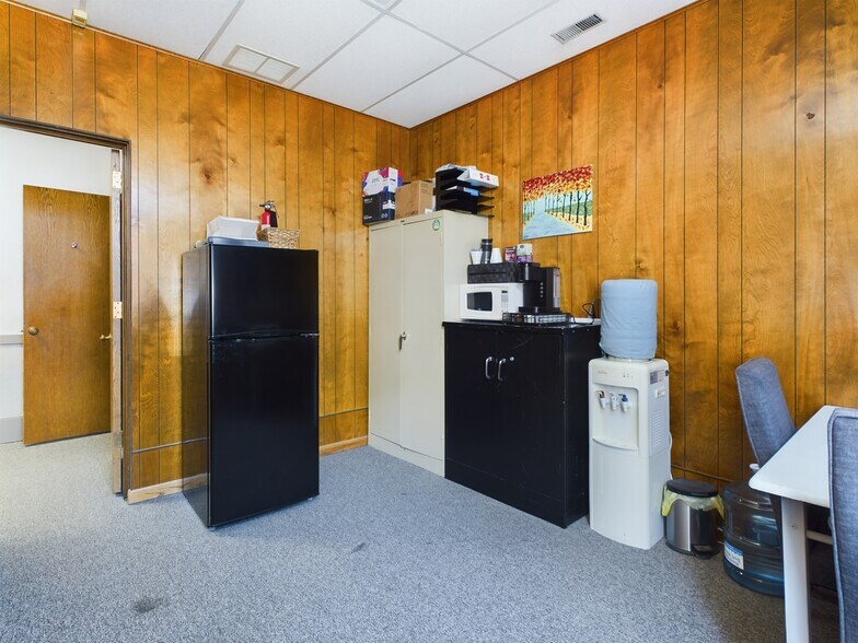 More Photos Of 713 4th Ave, Holdrege Office Residential For Lease