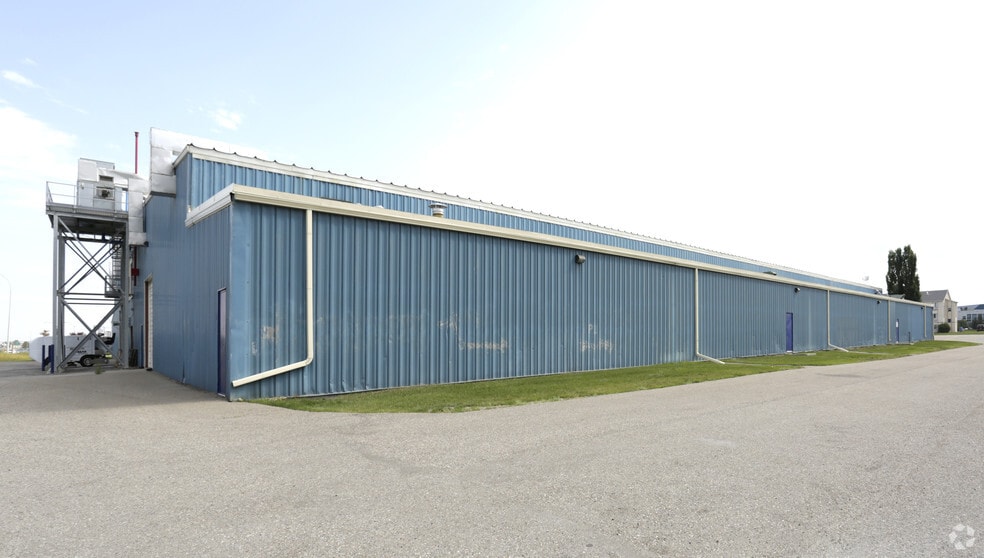 More Photos Of 200 East Lake Cres NE, Airdrie Swimming Pool For Lease