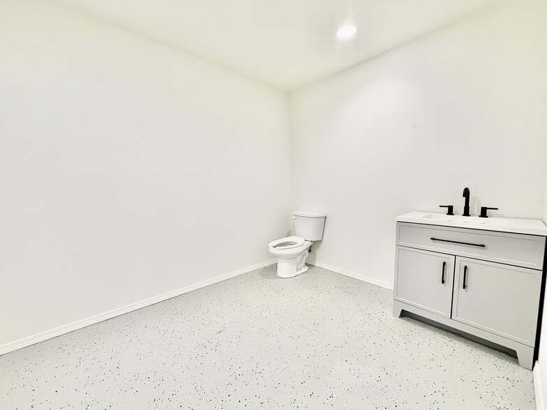More Photos Of 1030 Moccasin ave, Tahlequah Flex For Lease