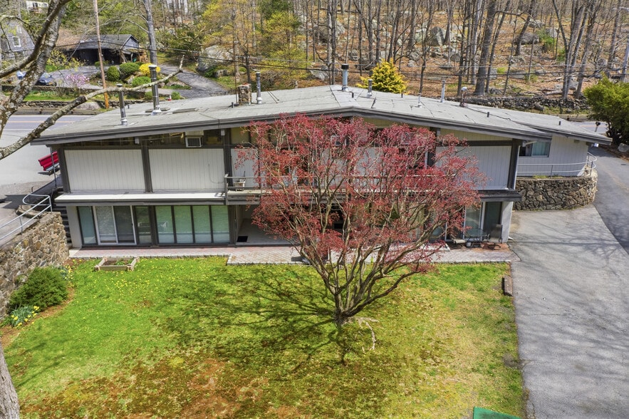 More Photos Of 40 Westchester Ave, Pound Ridge Freestanding For Sale