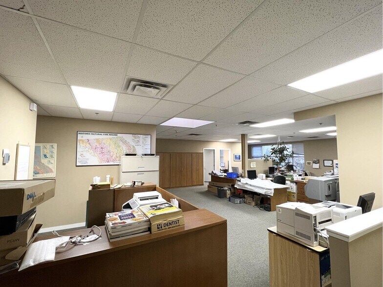 More Photos Of 998 Harbourside Dr, North Vancouver Showroom For Sale