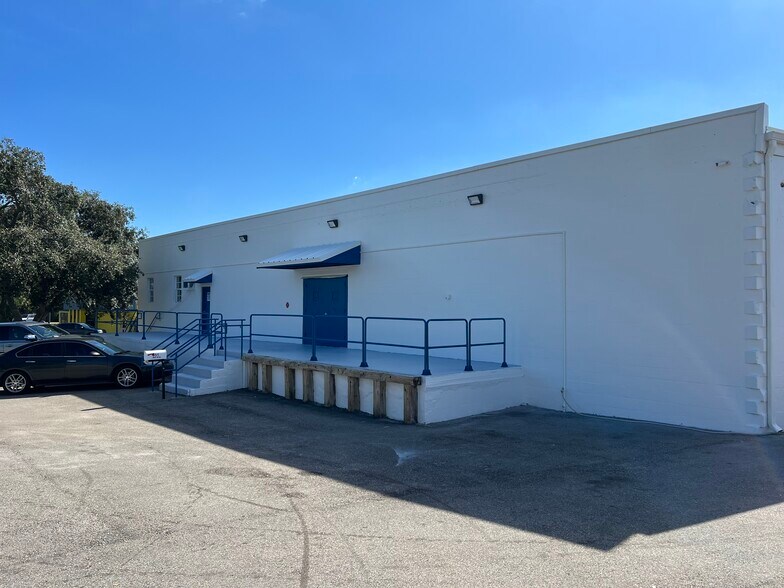 More Photos Of 951 N Cocoa Blvd, Cocoa Warehouse For Lease