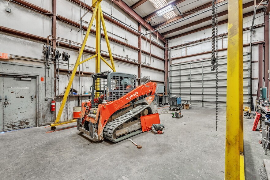 More Photos Of 1023 S Walton Walker Blvd, Irving Warehouse For Sale