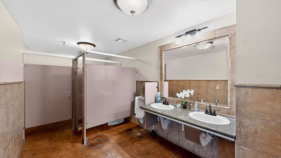 More Photos Of 1510 W Kettleman Ln, Lodi Office For Sale