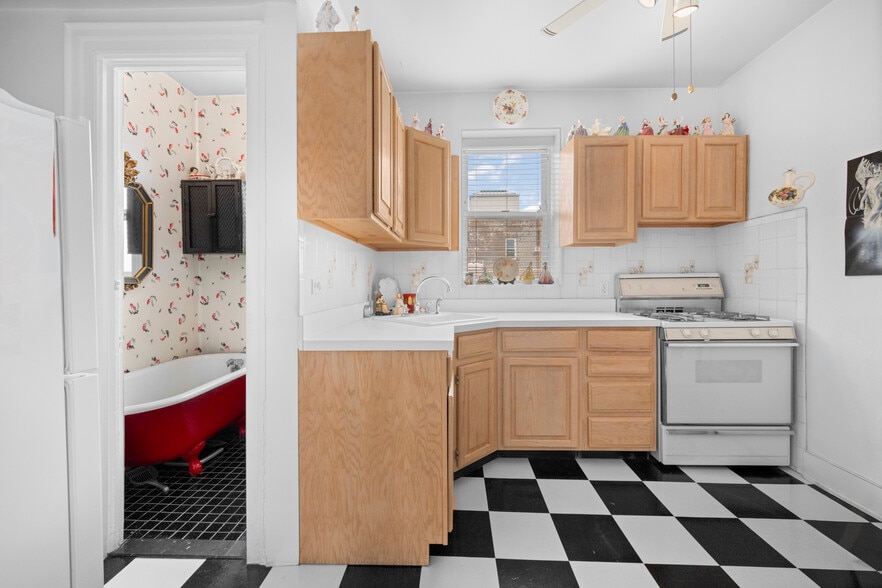 More Photos Of 3172 44th St, Astoria Multifamily For Sale