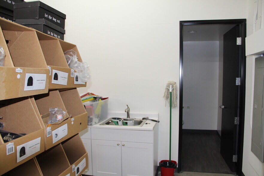 More Photos Of 2452 W Birchwood Cir, Mesa Manufacturing For Lease