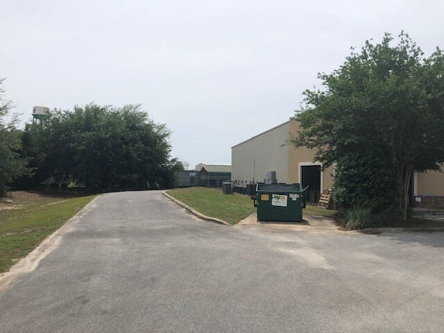 More Photos Of 48 Commerce Ln, Freeport Warehouse For Lease