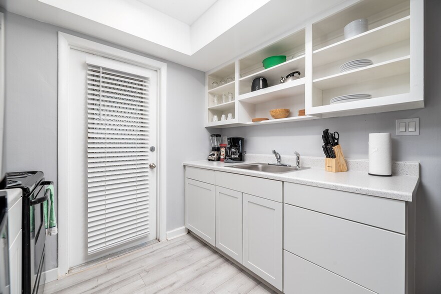 More Photos Of 820 NE 21st Dr, Wilton Manors Apartments For Sale