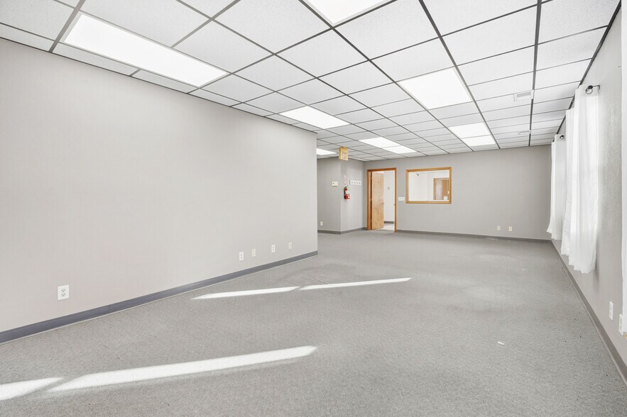 More Photos Of 604 Industrial Park Dr, Eldon Office For Sale