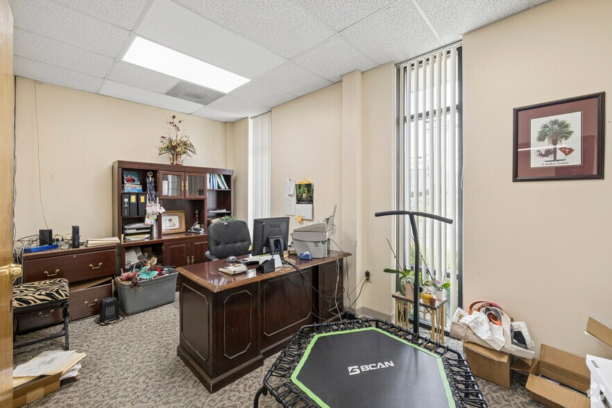 More Photos Of 1076 Sunset Blvd, West Columbia Showroom For Lease