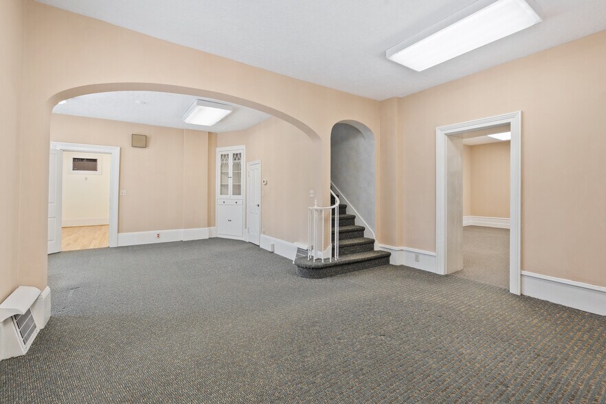 More Photos Of 1015 E Center St, Warsaw Office For Sale