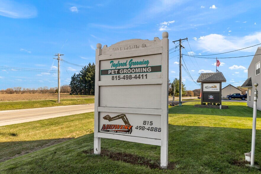More Photos Of 645 E Lasalle St, Somonauk Showroom For Lease