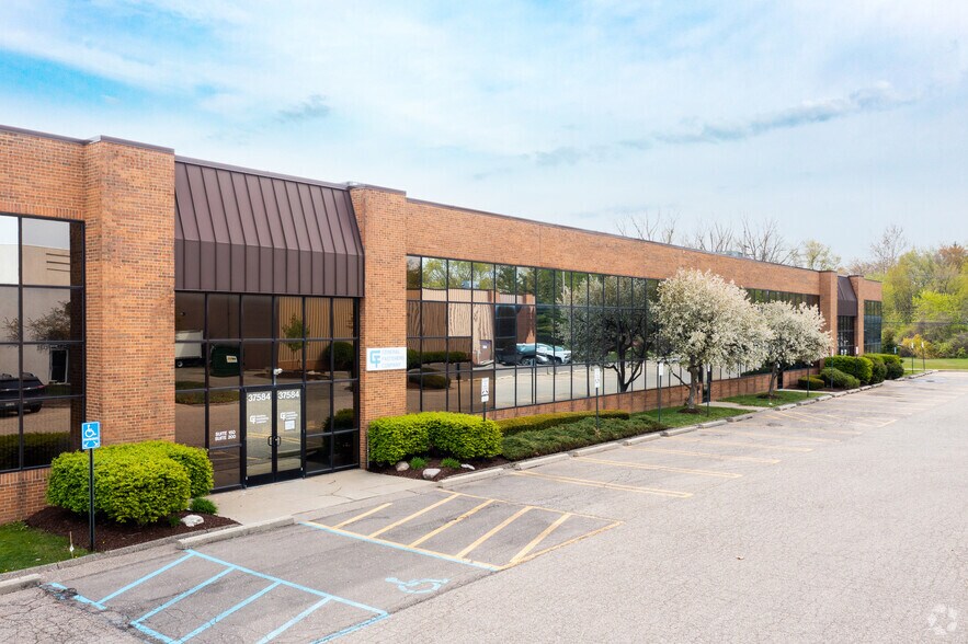 More Photos Of 37564-37584 Amrhein Rd, Livonia Flex For Sale