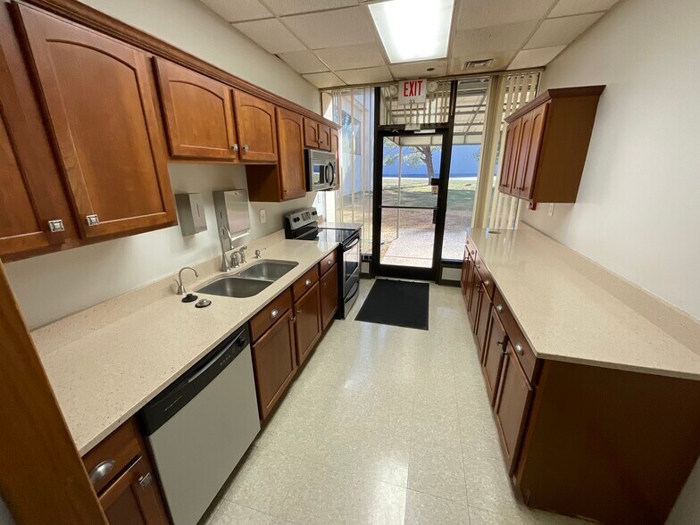 More Photos Of 5501 Island River Dr, Knoxville Light Distribution For Lease