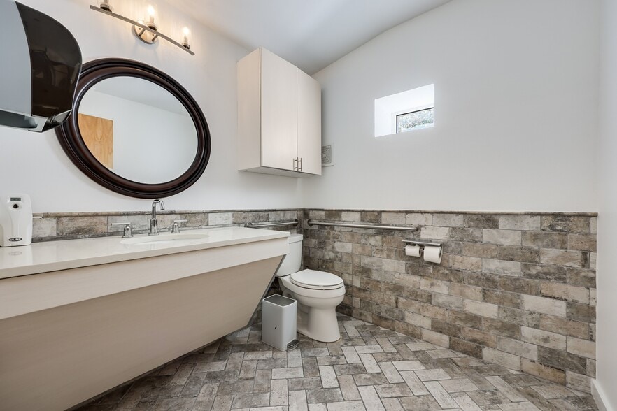 More Photos Of 2000 Windy Ter, Cedar Park Warehouse For Sale