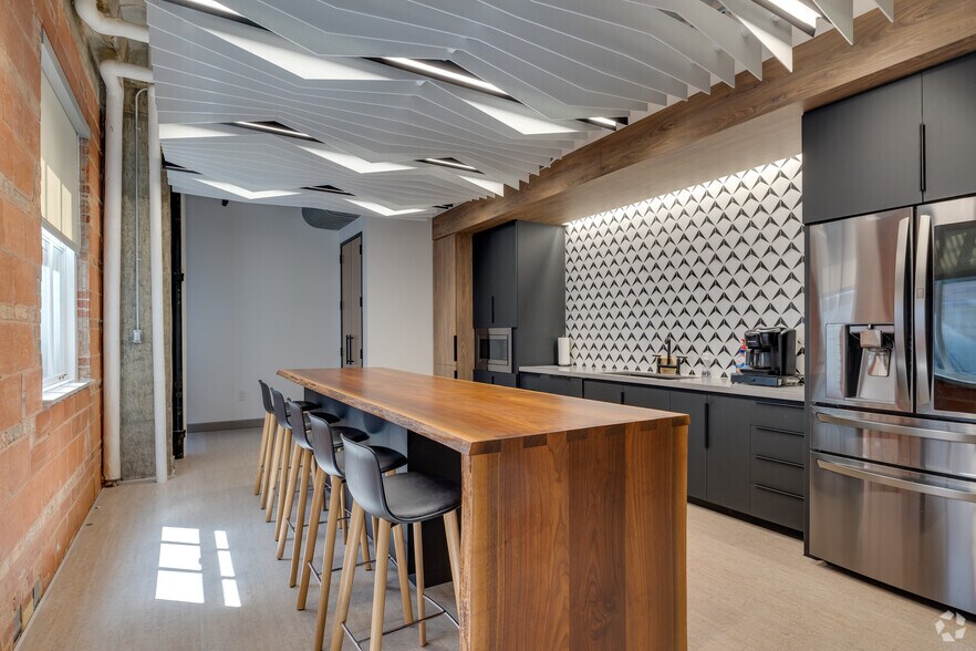 More Photos Of 320 S Boston Ave, Tulsa Office For Sale