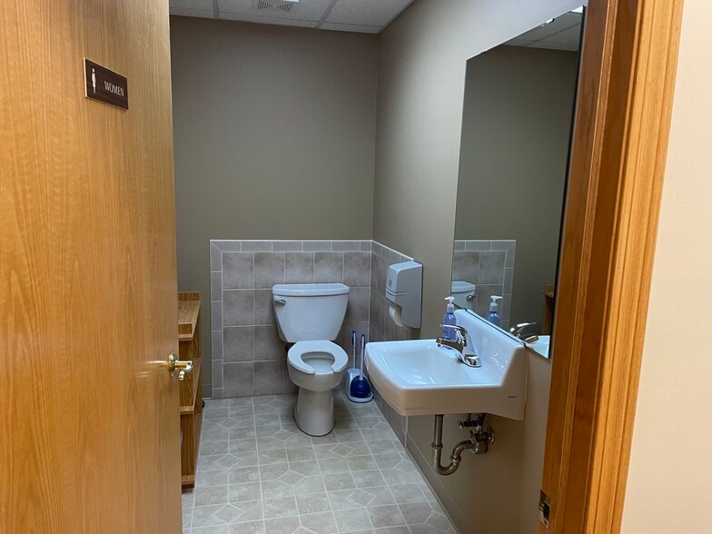 More Photos Of 231 Main St, Elk River Office For Lease