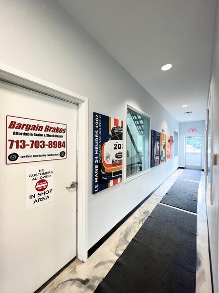 More Photos Of 1308 N Frazier St, Conroe Service For Sale