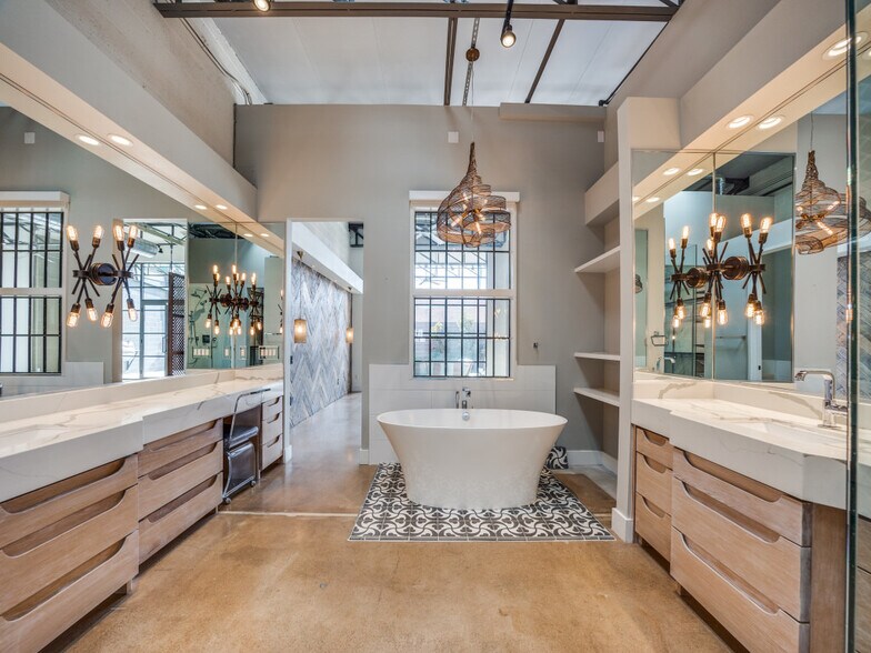 More Photos Of 2323 Farrington St, Dallas Warehouse For Sale