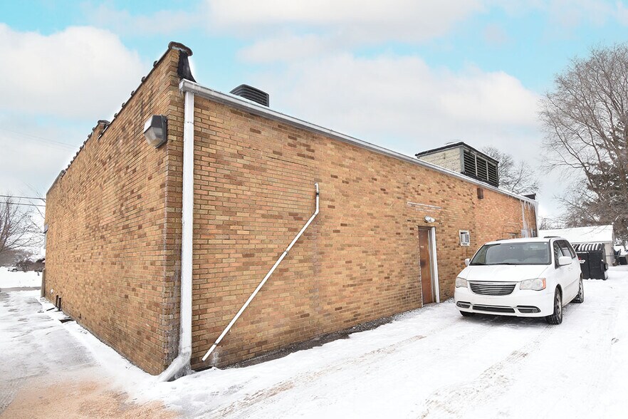 More Photos Of 1801 Wood St, Elkhart Storefront For Sale