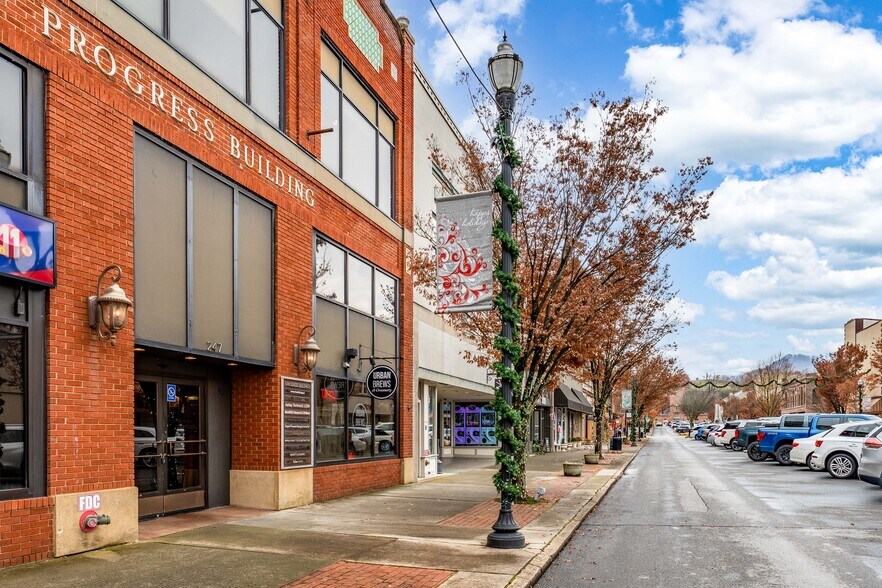 More Photos Of 247 Broad St, Kingsport Loft Creative Space For Sale