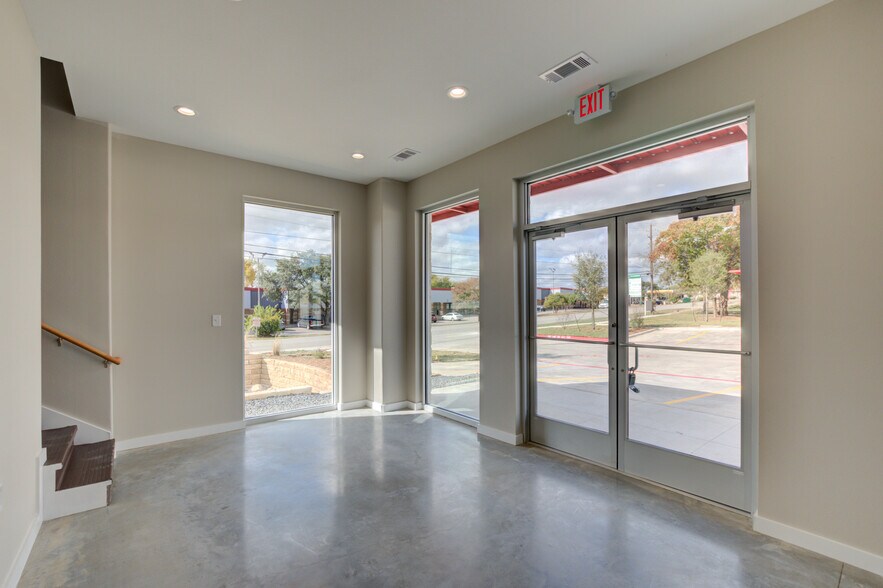 More Photos Of 1600 Dungan Ln, Austin Unknown For Lease