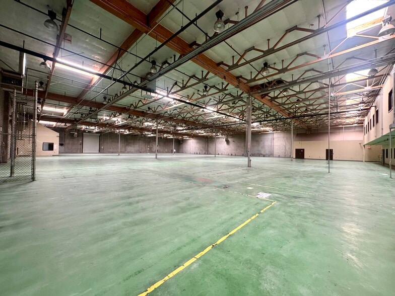 More Photos Of 751 Grier Dr, Las Vegas Warehouse For Lease