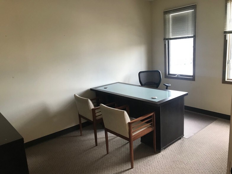 More Photos Of 98-20 Metropolitan Ave, Forest Hills Coworking Space