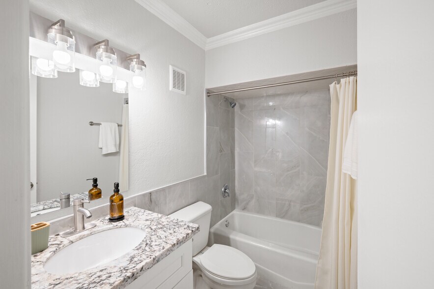 More Photos Of 928 Ferry Rd, Galveston Apartments For Sale