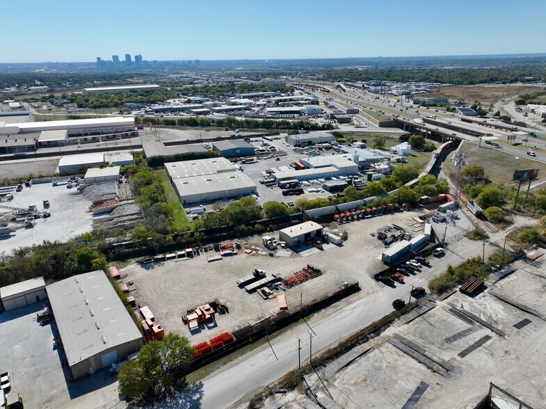 More Photos Of 2420 NE 35th St, Fort Worth Service For Lease