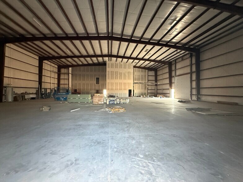 More Photos Of 1602 S Midkiff Rd, Midland Warehouse For Lease