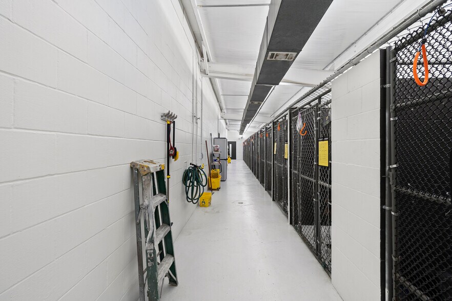 More Photos Of 119 Old River Rd, Montgomery Veterinarian Kennel For Sale