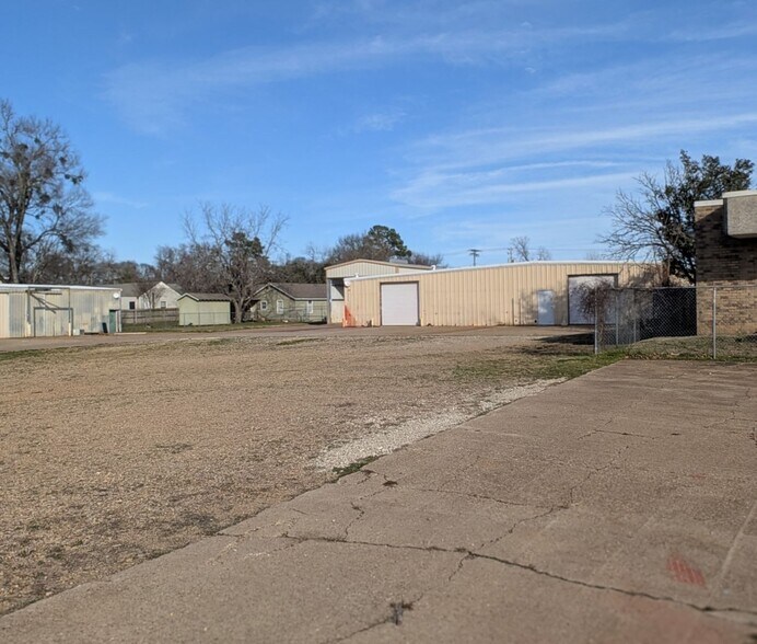 More Photos Of 206 Beall St, Kilgore Industrial For Sale