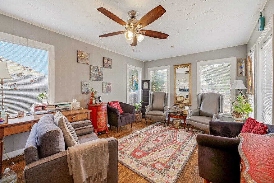 More Photos Of 416 S Morgan St, Granbury Office For Sale