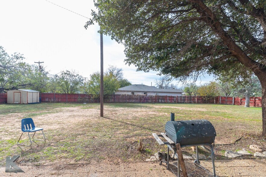 More Photos Of 1109 Oak St, Abilene Shelter For Sale