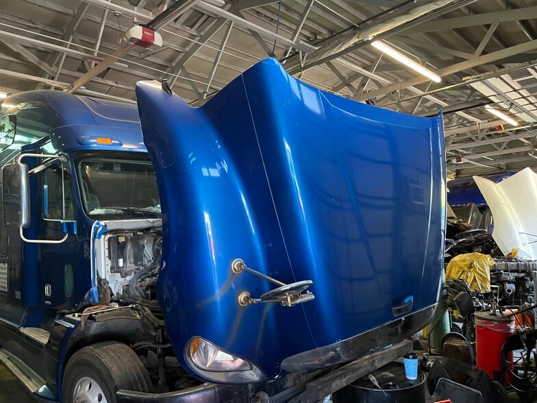 More Photos Of 606 Railroad St, Joliet Warehouse For Lease