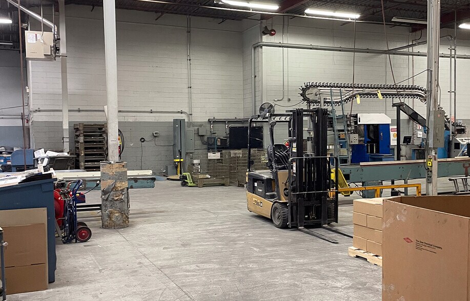 More Photos Of 1700 Church Av, Winnipeg Warehouse For Lease
