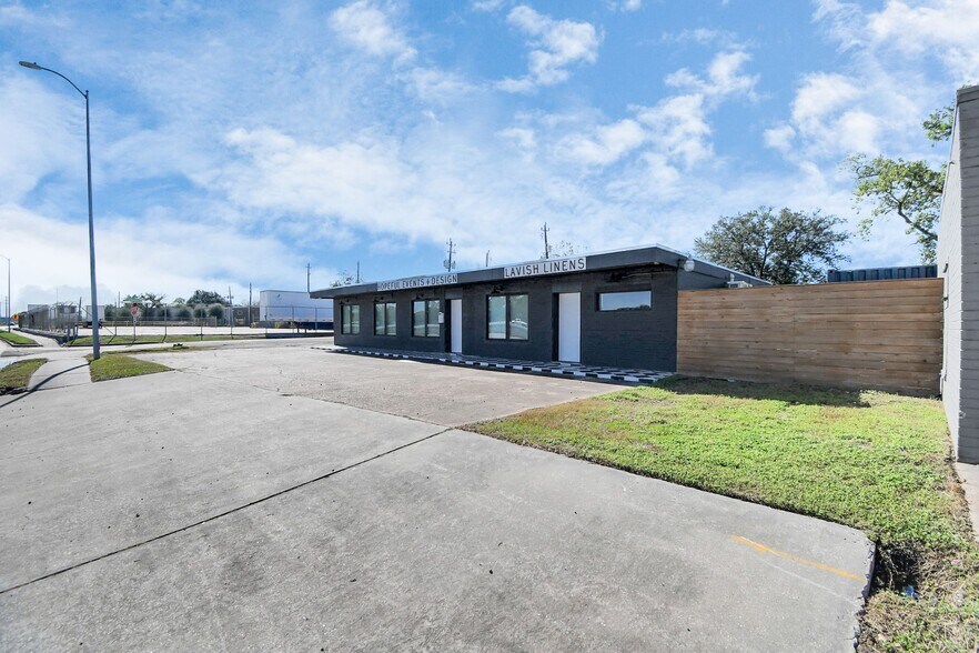 More Photos Of 11605 W Hardy Rd, Houston Storefront Retail Office For Sale