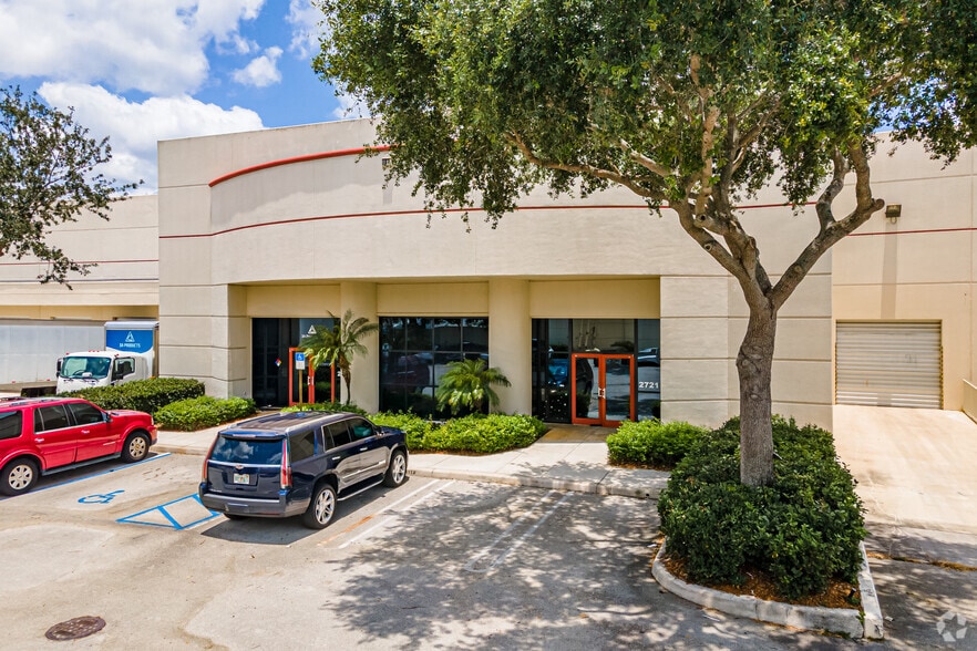 More Photos Of 2705-2785 N Commerce Pky, Miramar Manufacturing For Lease